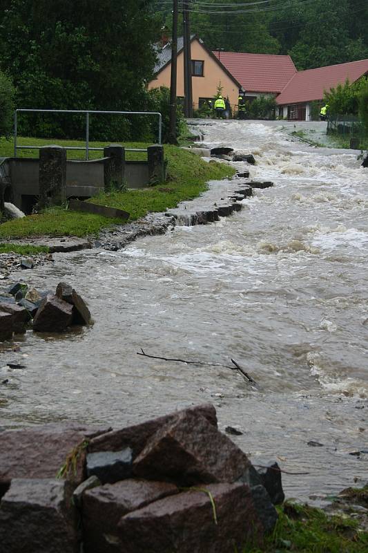 Ve Vápenném Podolu se přelil zdejší rybník, voda se vyvalila na sousední komunikaci, kterou vyrvala až na podloží včetně třiceticentimetrových dlažebních kostek, a udělala si ze silnice regulérní řeku. Potok vede vpravo podél silnice