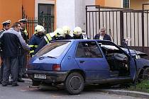 Řidiče peugeotu transportoval vrtulník do Fakultní nemocnice v Hradci Králové.