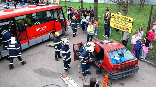 Jednotky hasičského záchranného sboru a zdravotní záchranáři při taktickém a námětovém cvičení v Třemošnici prokázali, že jsou na těžké problémy připraveni.
