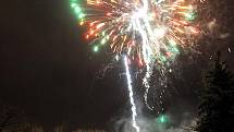 Ohňostroj na oslavu nového roku pořádaný městem  se rozzářil v Klášterních zahradách až 1. ledna. 