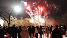 Ohňostroj na oslavu nového roku pořádaný městem  se rozzářil v Klášterních zahradách až 1. ledna. 