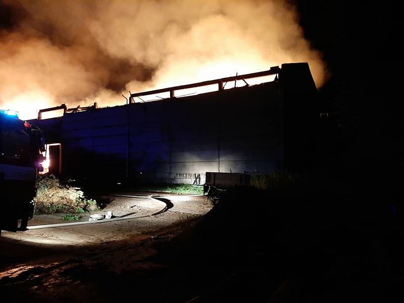 Seník v Obořici stále doutná, příčina požáru je dosud záhadou.