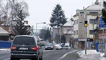 Na řidiče v Hrochově Týnci čeká při průjezdem obcí nový speciální semafor. 