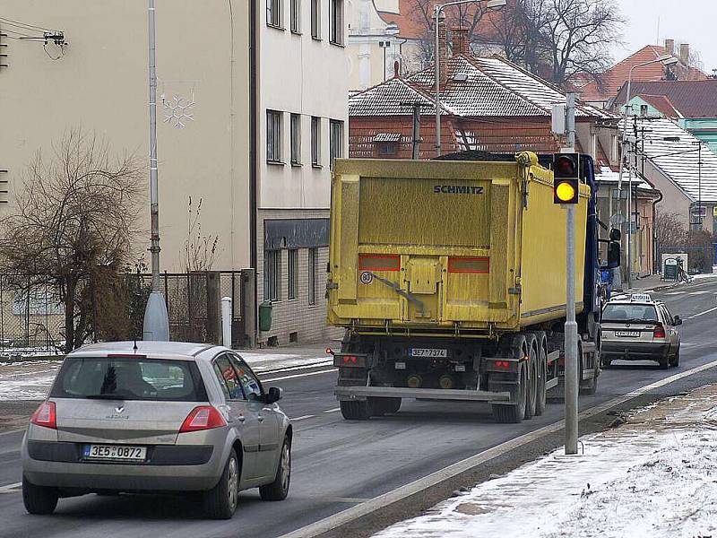 Na řidiče v Hrochově Týnci čeká při průjezdem obcí nový speciální semafor. 