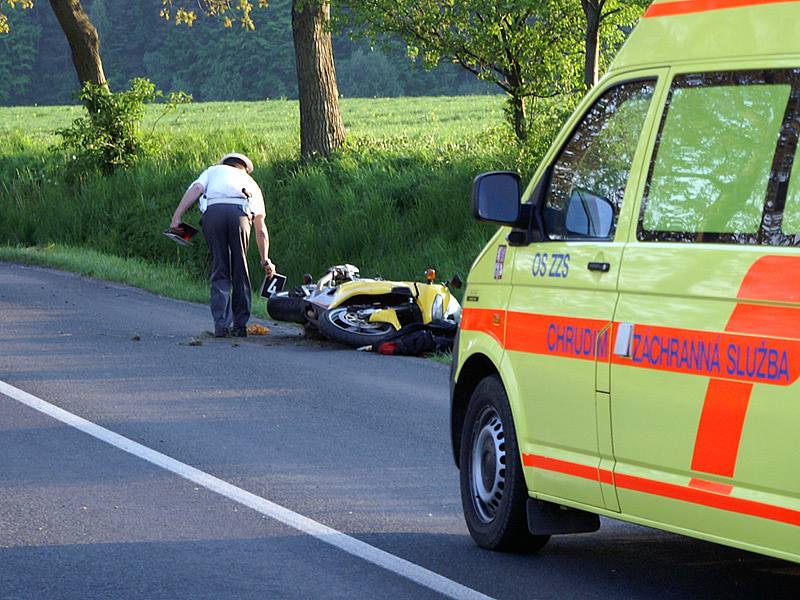 Motorkáře odvezl vrtulník.