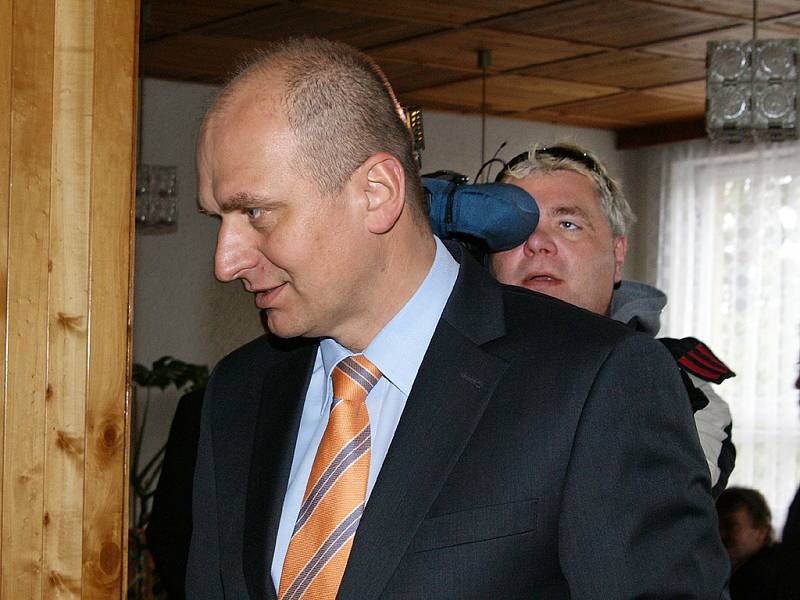 Ministr Petr Gandalovič v Liboměřicích. 