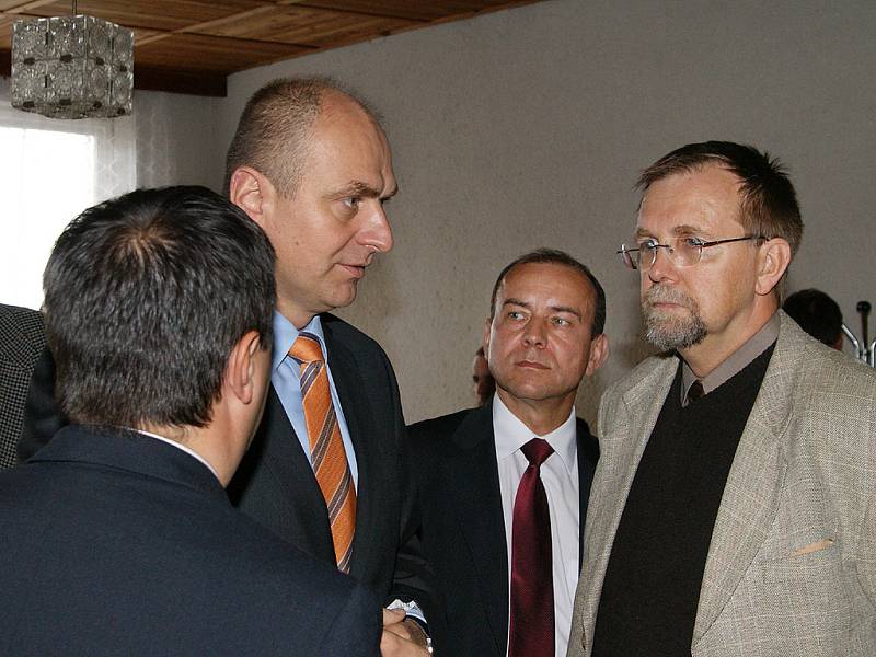 Ministr Petr Gandalovič a poslanec Radko Martínek v Liboměřicích. 