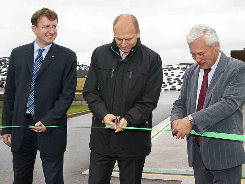 Přestřižení pásky u první bioplynové stanice v chrudimském okrese se v Liboměřicích zúčastnil i ministr zemědělství Petr Gandalovič (uprostřed) a hejtman Pardubického kraje Ivo Toman (vlevo).