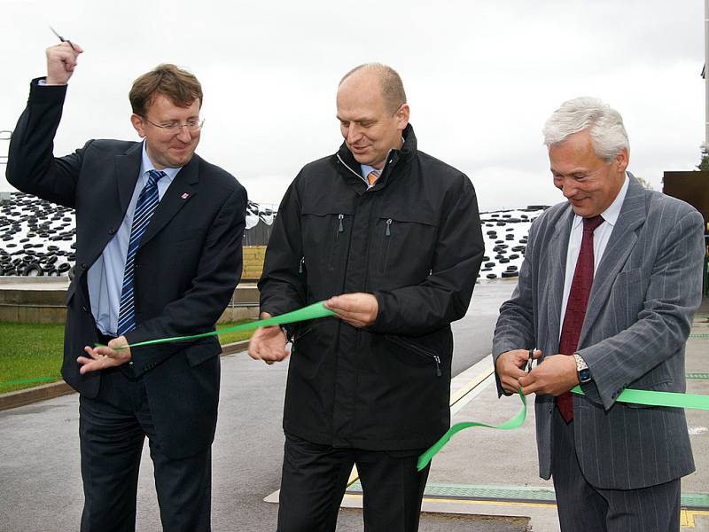 Přestřižení pásky u první bioplynové stanice v chrudimském okrese se v Liboměřicích zúčastnil i ministr zemědělství Petr Gandalovič (uprostřed) a hejtman Pardubického kraje Ivo Toman (vlevo).