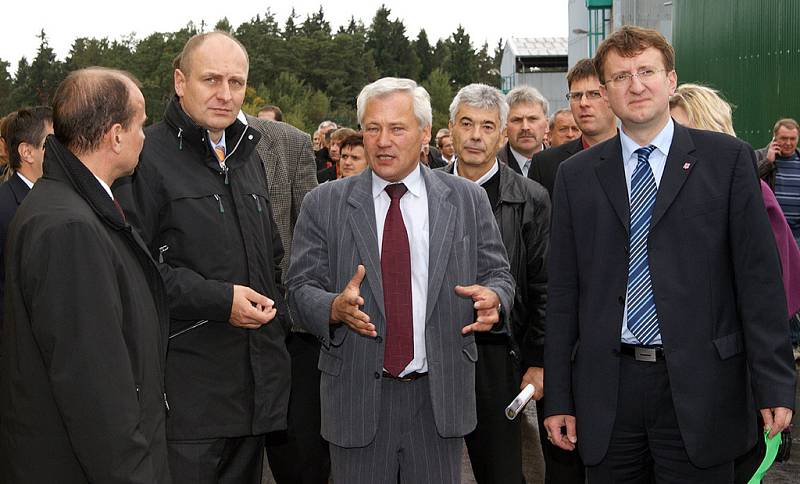 Přestřižení pásky u první bioplynové stanice v chrudimském okrese se v Liboměřicích zúčastnil i ministr zemědělství Petr Gandalovič (vlevo) a hejtman Pardubického kraje Ivo Toman (vpravo).