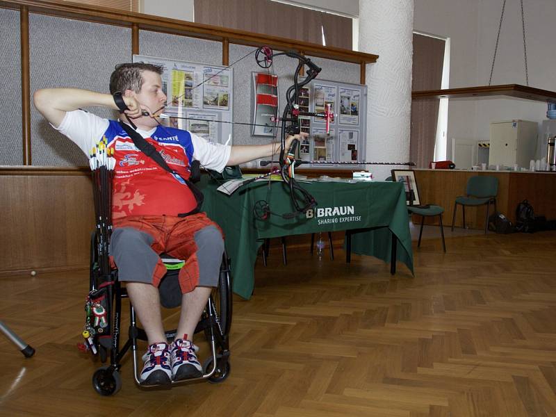 DAVID DRAHONÍNSKÝ předvedl pacientům Hamzovy léčebny v Luži střelbu ze sportovního luku. 