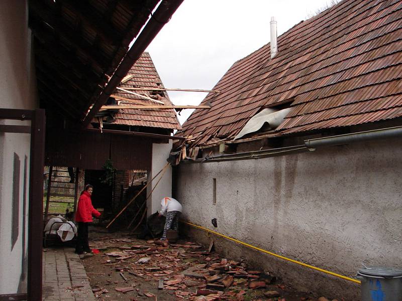 Vichřice Emma strhla v Synčanech z domu část střechy.