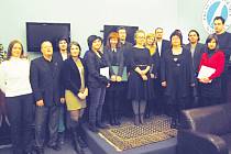 Finalisté prestižní novinářské soutěže PL-CZ Local Press Award při vyhlášení výsledků ve Varšavě. Zástupkyně východočeských Deníků Romana Netolická stojí v popředí, čtvrtá zprava.