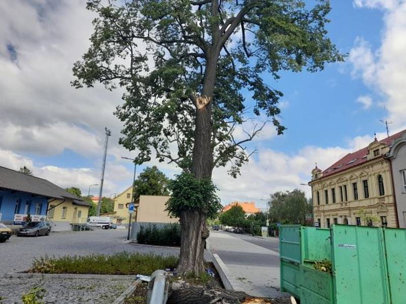 Pohled na škody v okresním městě je smutný. Naštěstí nedošlo k těžkým zraněním a úklid trvá už od pondělního večera.