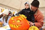 Na Resslově náměstí se lidé v sobotu bavili svátkem Halloween nejen dopoledne, ale především ve večerních hodinách. Kdo si ráno vyřezal dýni, chtěl si vyzkoušet, jak svítí potmě.