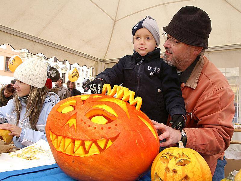 Na Resslově náměstí se lidé v sobotu bavili svátkem Halloween nejen dopoledne, ale především ve večerních hodinách. Kdo si ráno vyřezal dýni, chtěl si vyzkoušet, jak svítí potmě.