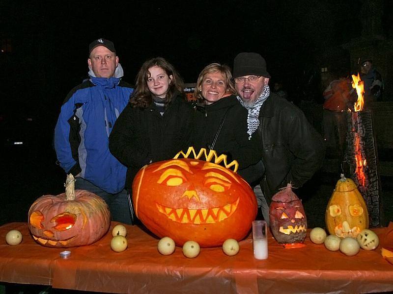 Na Resslově náměstí se lidé v sobotu bavili svátkem Halloween nejen dopoledne, ale především ve večerních hodinách. Kdo si ráno vyřezal dýni, chtěl si vyzkoušet, jak svítí potmě.