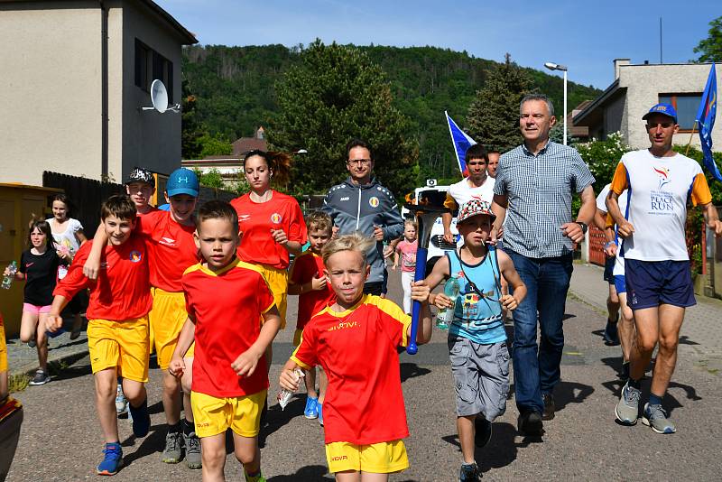 Setkání s týmem běžců z celého světa bude připomínat deska u kavkazské jedle, Stromu Míru.