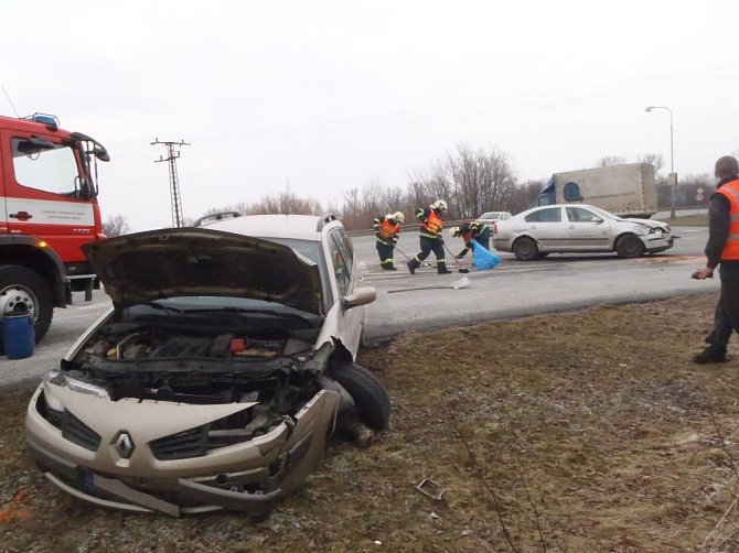 Ve čtvrtek 14. března v 9.30 hodin vyjeli profesionální hasiči k dopravní nehodě, jež se stala v Hrochově Týnci. Jednalo se o střet dvou osobních automobilů Škoda Octavia a Renault Mégane.
