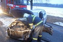 Hlinečtí hasiči po nehodě u Údav vyprošťovali zraněnou osobu z vozidla.