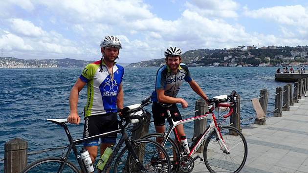 JAKUB VLČEK (vpravo) s kamarádem Tomášem na asijské straně Istanbulu.