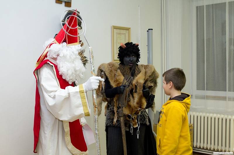 Do kroužku mladých chrudimských hasičů zavítal Mikuláš s půvabnou čerticí s denním předstihem.