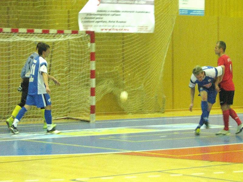 Era-Pack Chrudim porazil v prvním čtvrtfinále play off I. futsalové ligy Torf Pardubice 6:1.