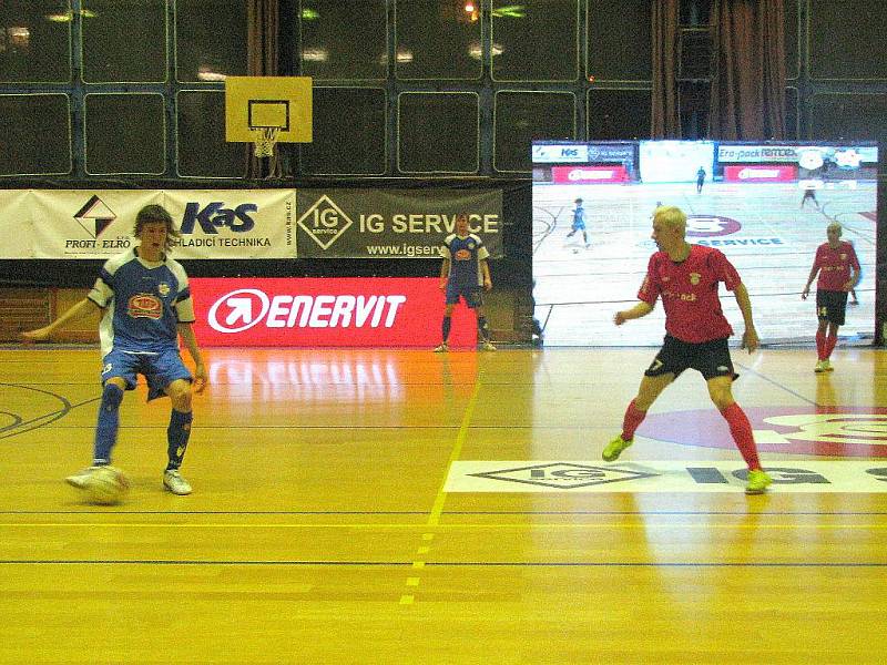 Era-Pack Chrudim porazil v prvním čtvrtfinále play off I. futsalové ligy Torf Pardubice 6:1.