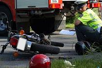 Motorkář se při nehodě u Heřmanov Městce těžce zranil. 