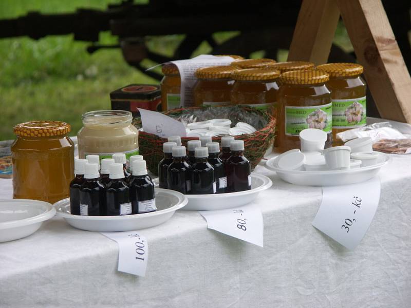 V sobotu na Veselém Kopci u Hlinska uskutečnil program věnovaný voňavému tématu – bylinkám. Zájemci si zde mohli koupit například bylinné čaje, včelí produkty, produkty z bylinek, koření a podobně.