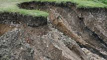 Podolský potok odnesl ve Vápenném Podolu celou silnici a do svého koryta se vrátil v těchto místech, kde utrhl celý svah a vznikl zde obří kráter.
