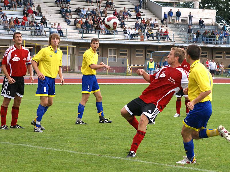 Ve fotbalové divizi C doma podlehli fotbalisté AFK Chrudim nováčkovi soutěže ze Živanic 0:2.