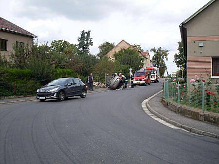 V Přestavlkách řidič osobního vozidla Škoda Fabia pravděpodobně nezvládl zatáčku, narazil do plotu a převrátil se na bok