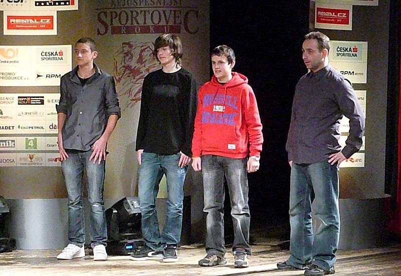 Stříbrný kolektiv mládeže: atletičtí starší žáci z AŠSK Chrudim při ZŠ U Stadionu s trenérem.