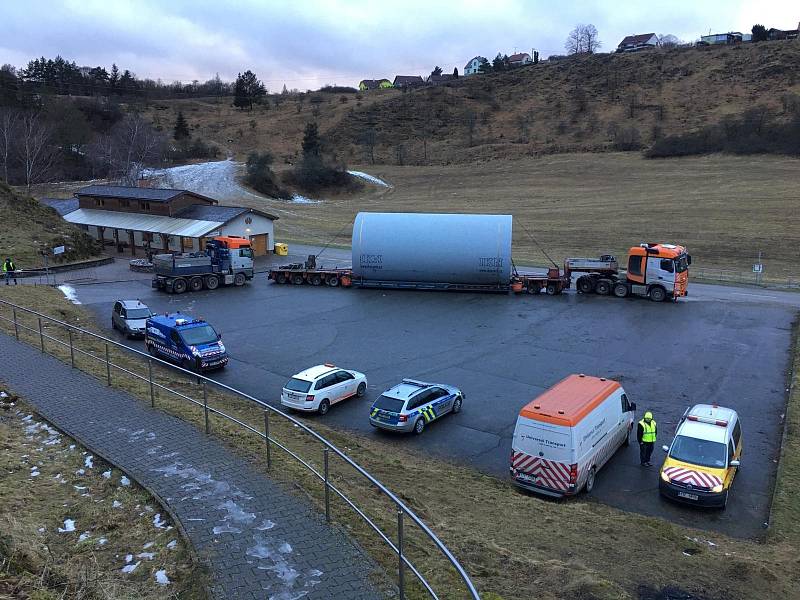 Průjezd obřího transportu přes Poličku, Borovou, Hlinsko, Trhovou Kamenici a Slatiňany do cementárny v Prachovicích