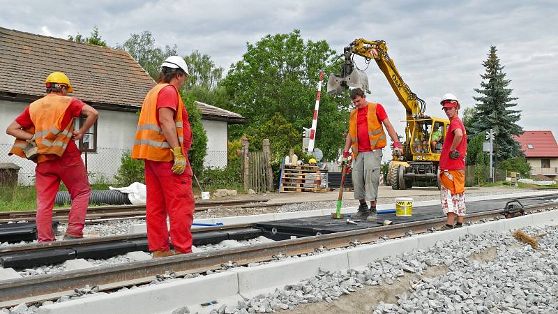 Miliardová investice do železniční trati mezi Pardubicemi a Ždírcem nad Doubravou teď nejintenzivněji pokračuje v úseku mezi stanicemi Chrudim a Slatiňany. 