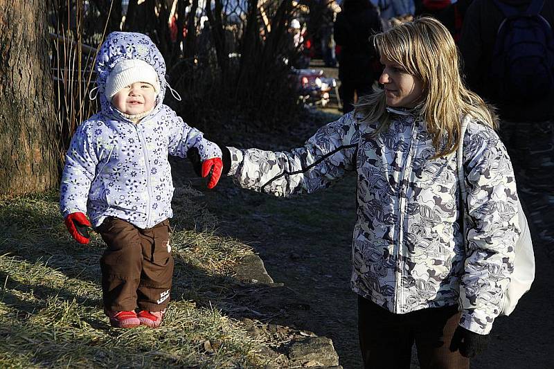 NÁVŠTĚVNÍCI SKANZENU na Veselém Kopci mohli vidět, jak vznikají krásné vánoční ozdoby, a nakoupit řadu neotřelých dárků. 