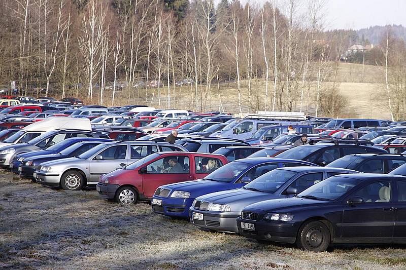 NÁVŠTĚVNÍCI SKANZENU na Veselém Kopci mohli vidět, jak vznikají krásné vánoční ozdoby, a nakoupit řadu neotřelých dárků. 