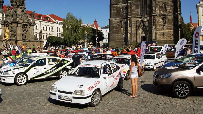 Představení posádek 12. ročníku Rallye Železné hory na chrudimském Resselově náměstí.