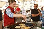 Sobotní jarmareční dopoledne na chrudimském Resslově náměstí už bylo s nádechem podzimu – s bramborovými specialitami.