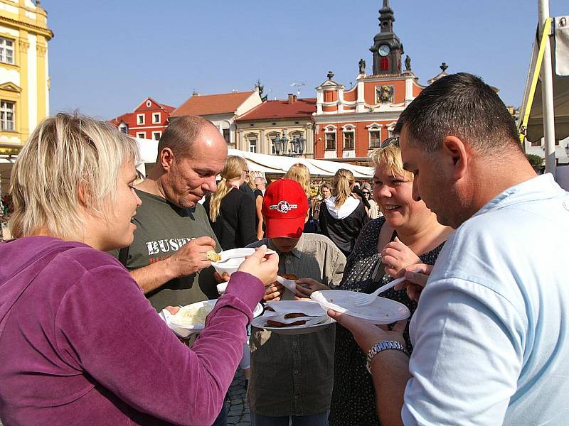 Sobotní jarmareční dopoledne na chrudimském Resslově náměstí už bylo s nádechem podzimu – s bramborovými specialitami.