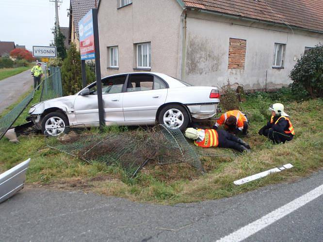 V sobotu 11. října v 15.59 hodin havaroval na silnici I/37 u obce Výsonín řidič osobního vozu Opel. Automobil zůstal zaklíněný ve stojanu billboardu.