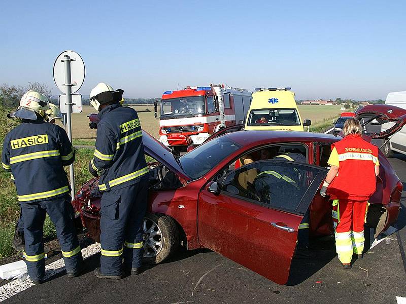 Alfa Romeo byla po nehodě u Čankovic silně zdemolována, řidič jako zázrakem vyvázl jen s lehkým zraněním.