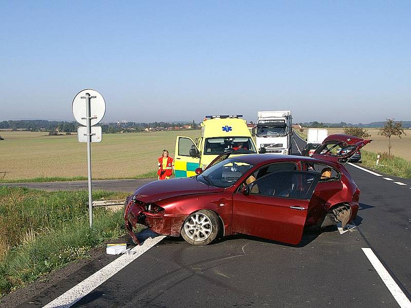 Alfa Romeo byla po nehodě u Čankovic silně zdemolována, řidič jako zázrakem vyvázl jen s lehkým zraněním.