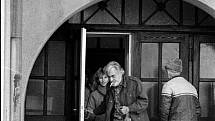 17. listopad 1989: Do Svratky zavítali herci Jaromír Hanzlík a Ilja Racek.