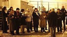 Tradiční předvánoční koncert pěveckých sborů Signumu a Slavoj  před budovou hlinecké radnice na Podebradově náměstí.
