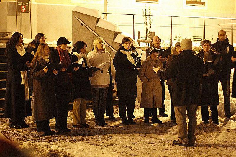 Tradiční předvánoční koncert pěveckých sborů Signumu a Slavoj  před budovou hlinecké radnice na Podebradově náměstí.