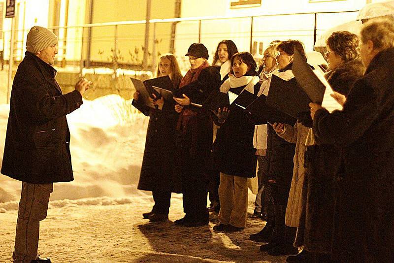 Tradiční předvánoční koncert pěveckých sborů Signumu a Slavoj  před budovou hlinecké radnice na Podebradově náměstí.