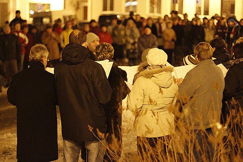 Tradiční předvánoční koncert pěveckých sborů Signumu a Slavoj  před budovou hlinecké radnice na Podebradově náměstí.