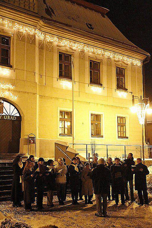 Tradiční předvánoční koncert pěveckých sborů Signumu a Slavoj  před budovou hlinecké radnice na Podebradově náměstí.